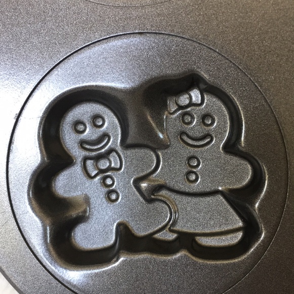 $10 or 3/$20 Holiday Christmas Themed Cookie or Treat Pan by Wilton - Picture 5 of 8